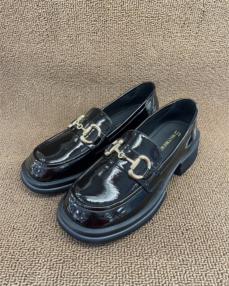 闻宇皮鞋2022春时尚休闲百搭舒适英伦漆皮粗跟金属日常女单鞋