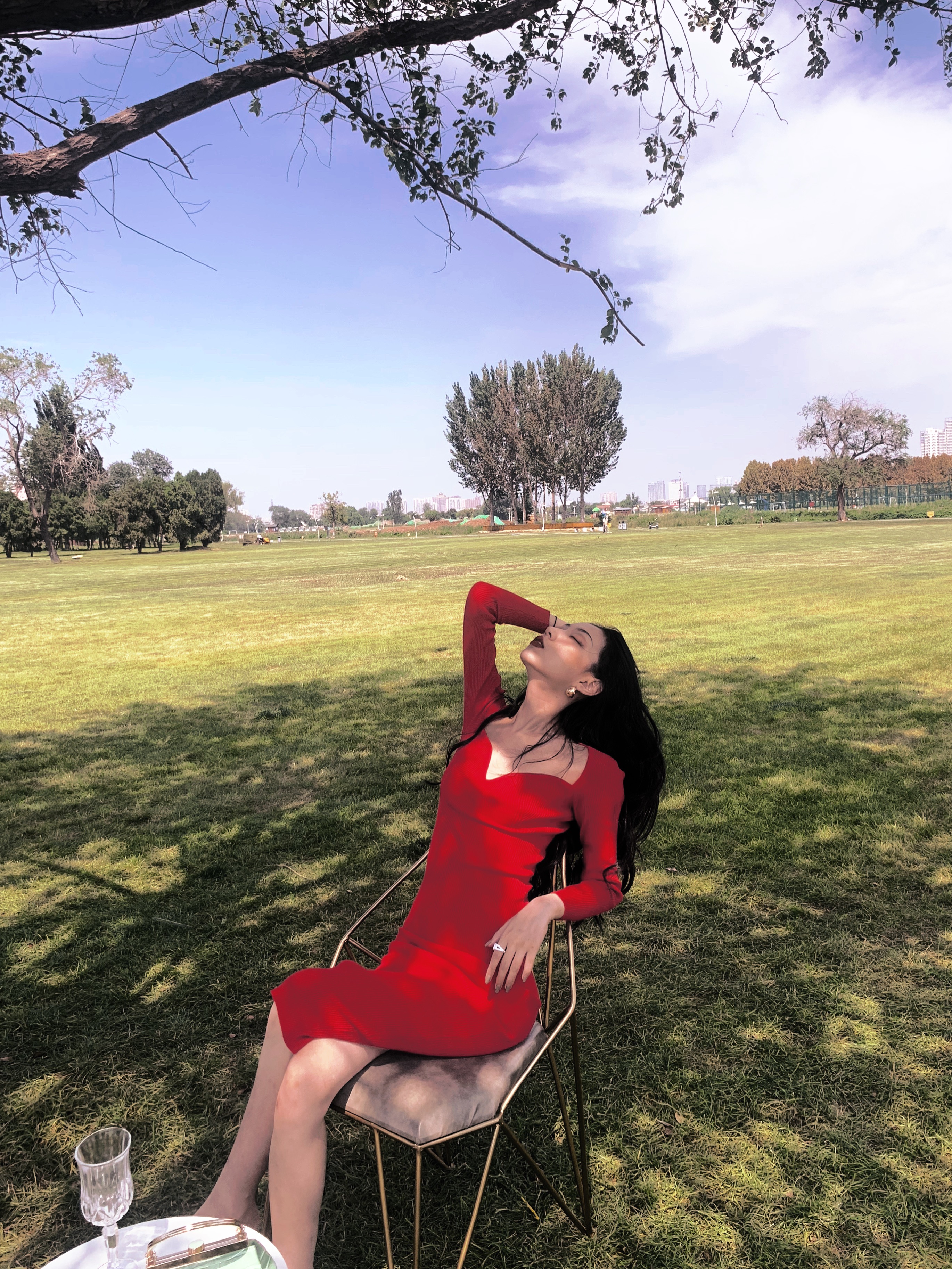 针织连衣裙显身材早秋紧身设计