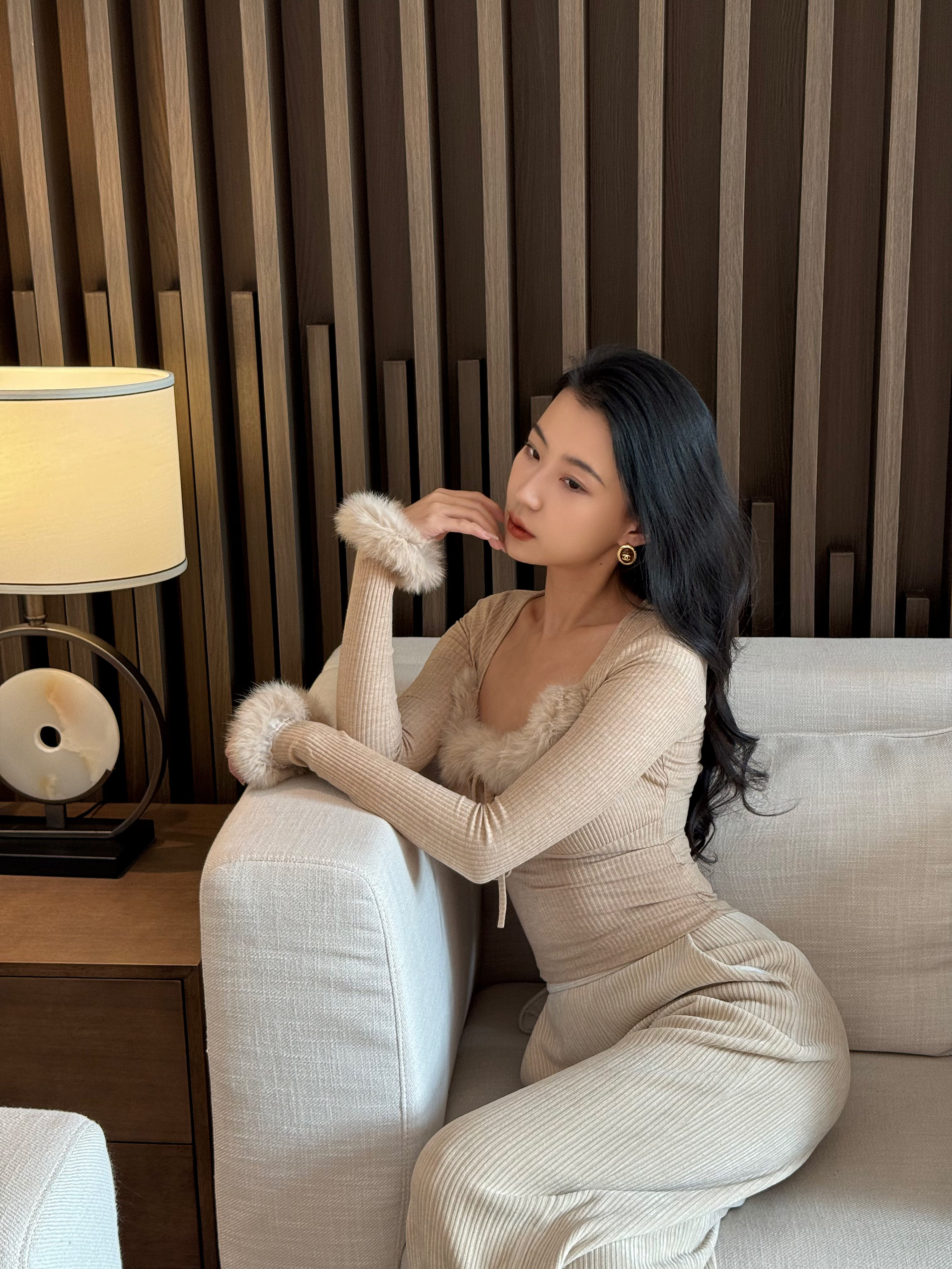 纯色套头拼接兔毛小衫