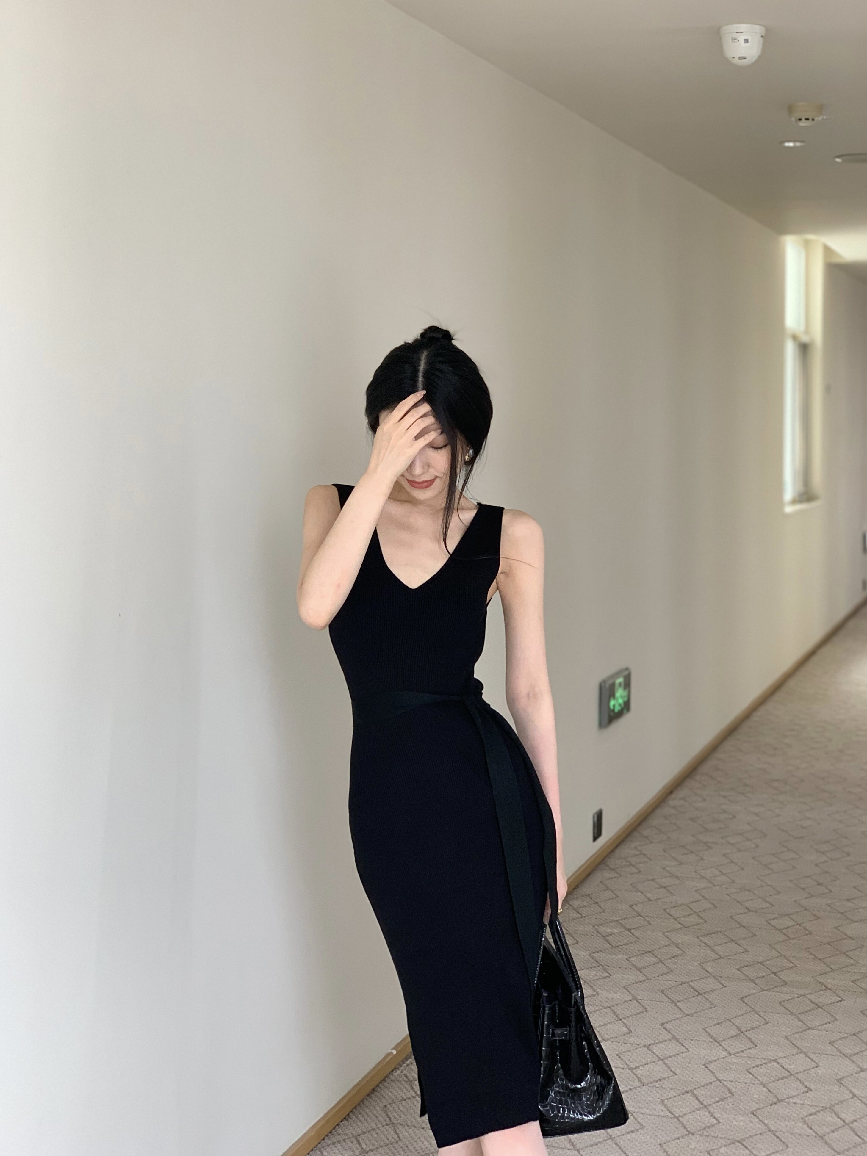 MUZI 木子同款黑色赫本法式优雅针织小黑裙长度及膝搭腰带连衣群