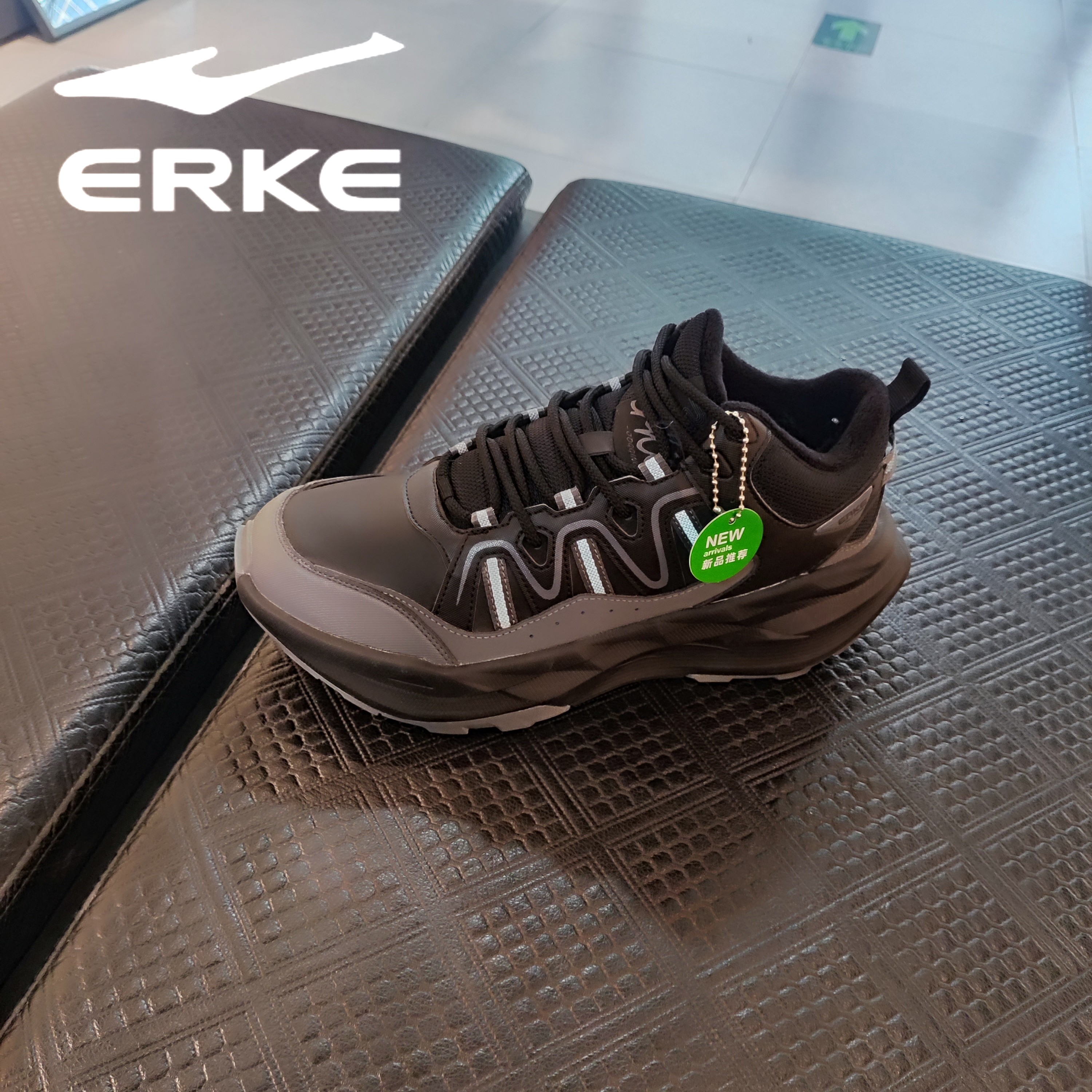 鸿星尔克2025冬款男子户外厚底休闲鞋加棉保暖运动鞋11125421157