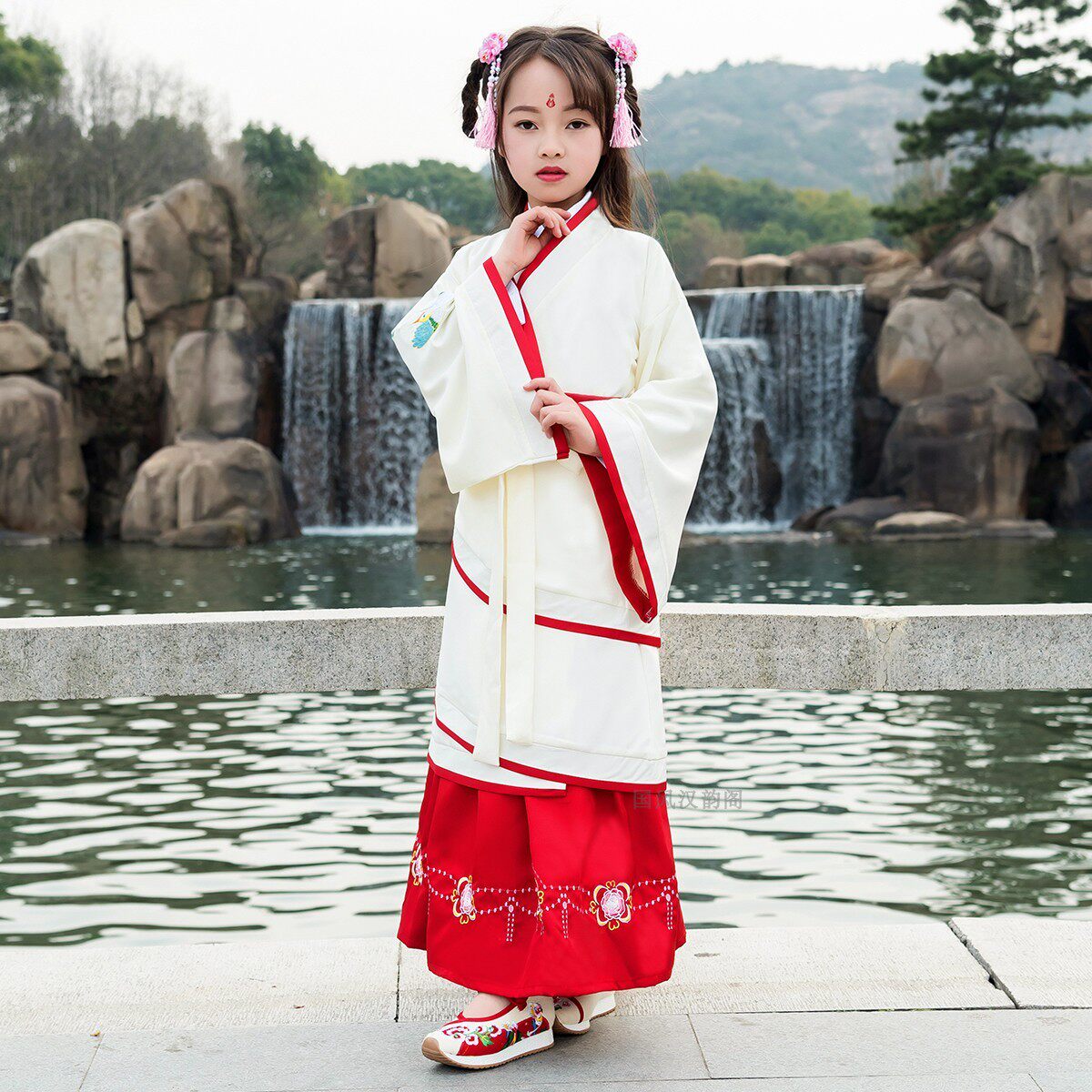 儿童汉服秦汉两绕曲裾女孩舞蹈演出服绣花国学礼服古装民族服
