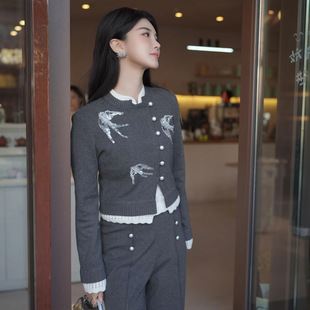 减龄针织衫 2025春季 灰色时尚 设计感华丽燕子刺绣斜门襟短款 新款