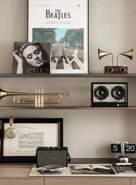现代轻奢样板间客厅书房办公桌书柜喇叭音响组合装饰挂画展厅摆件