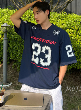 魔吉达韩国代购男装短袖T恤23印花V领运动球衣宽松休闲TEE-TS4129