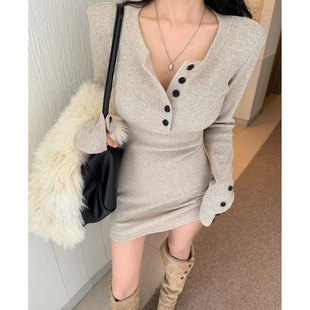 v领纽扣长袖配大衣的针织连衣裙女2025秋冬收腰短款包臀裙