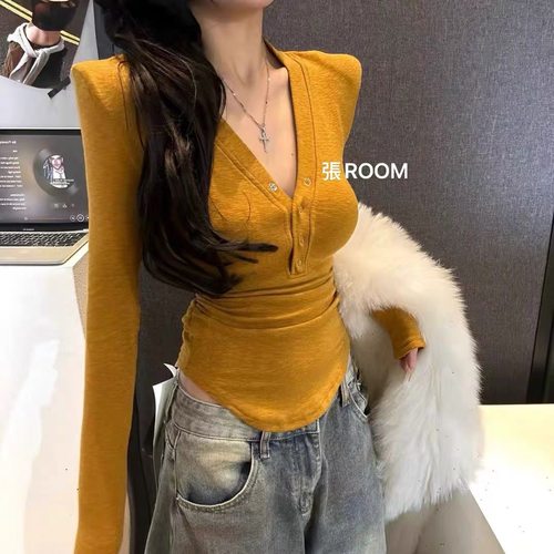 2025冬季韩版加绒V领打底衫女辣妹纯欲性感棉T恤修身显瘦垫肩上衣