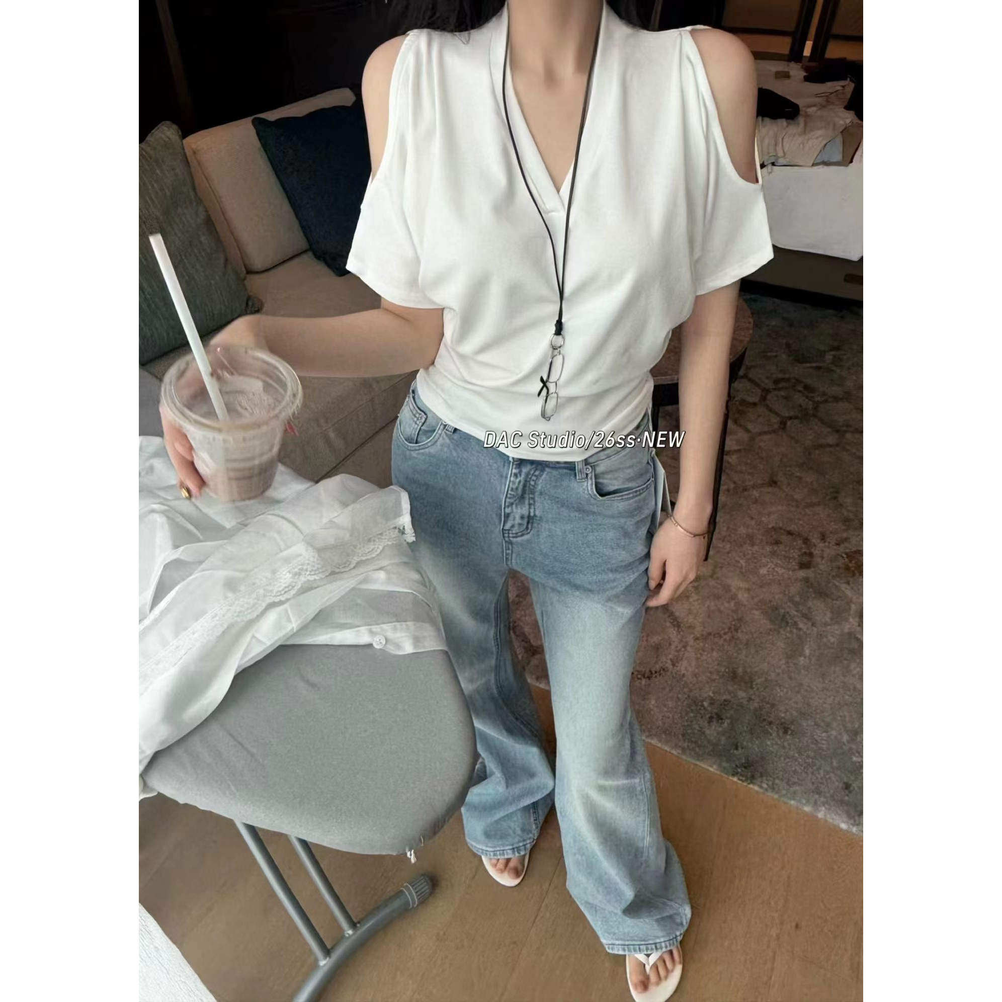 2026夏装新款韩版V领短袖T恤女极简小众露肩宽松上衣配挂饰女潮