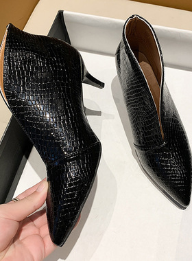 2024年秋冬新款欧美尖头V口时装短靴女细高跟百搭马丁靴显瘦裸靴