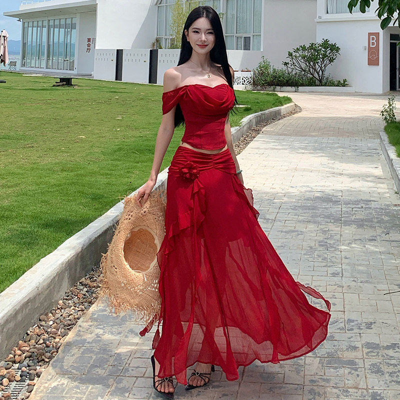 沙漠穿搭海边红色辣妹一字领露肩上衣女夏立体花朵感显瘦飘带长裙