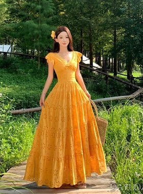 法式重工镂空刺绣黄色v领连衣裙海边度假大裙摆收腰a字长裙沙滩裙