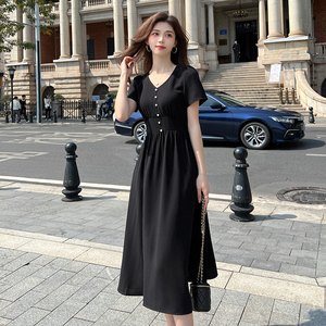 法式赫本风黑色雪纺V领连衣裙女2026夏季收腰显瘦长裙气质小黑裙