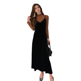 黑色金丝绒V领连衣裙2025秋装新款A字吊带裙无袖外搭打底长裙子女
