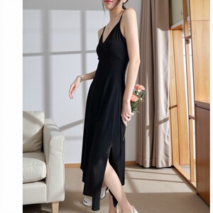 莫代尔吊带连衣裙女2026春夏显瘦小黑裙V领性感开叉长裙打底裙子
