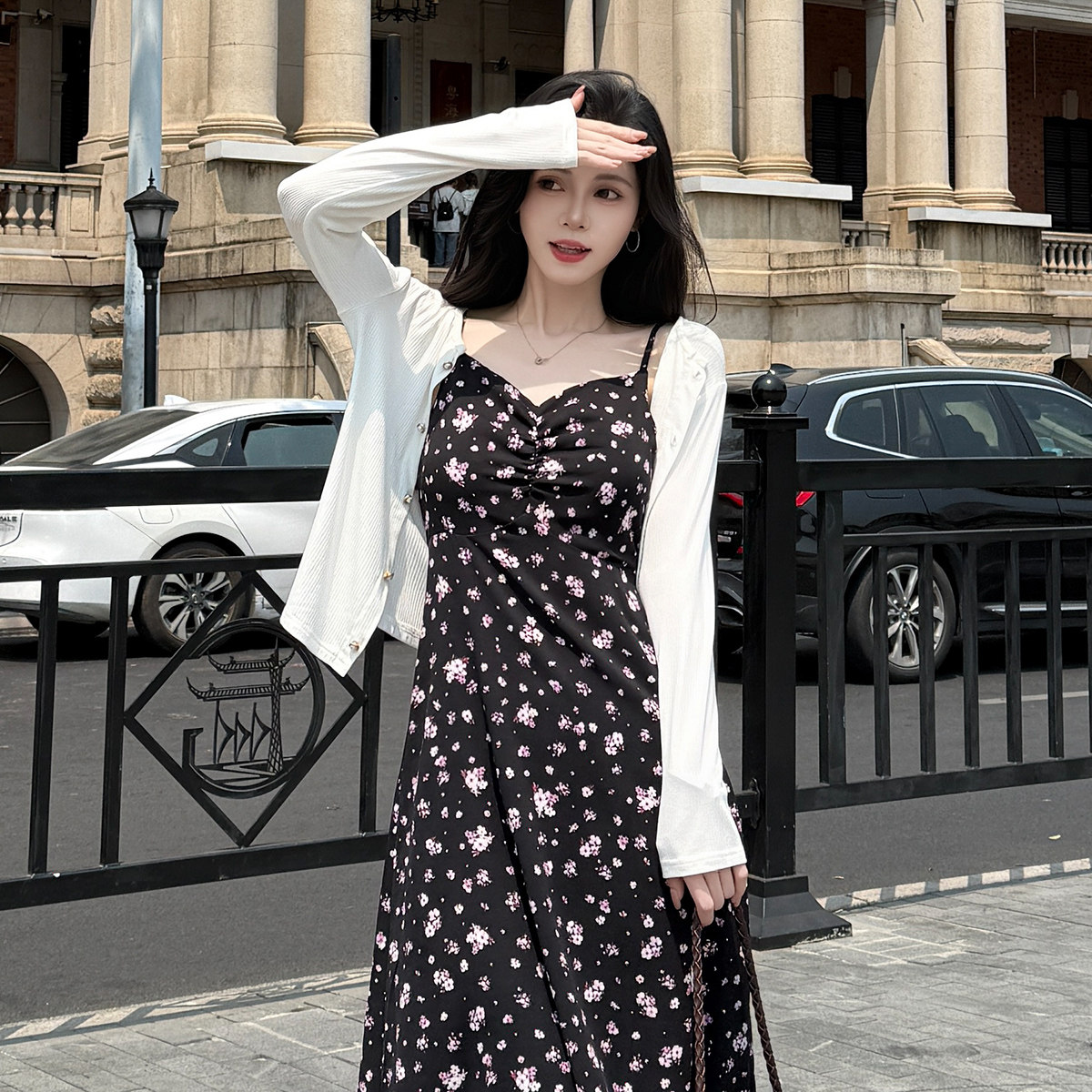 法式碎花吊带连衣裙女2026春夏季新款黑色收腰显瘦度假长裙高级感