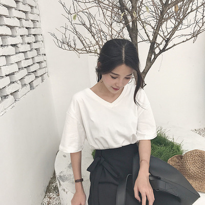 个性班服白色V领短袖T恤女潮夏新款性感锁骨显瘦学生纯色宽松上衣