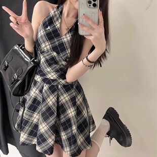 复古黑白格子v领挂脖系带连衣裙女夏季新款甜辣妹收腰百褶A字短裙