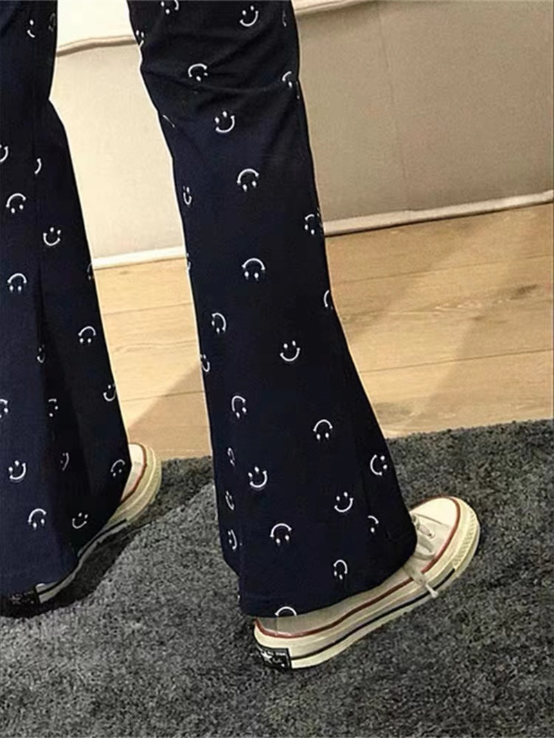 高腰笑脸喇叭裤显腿长