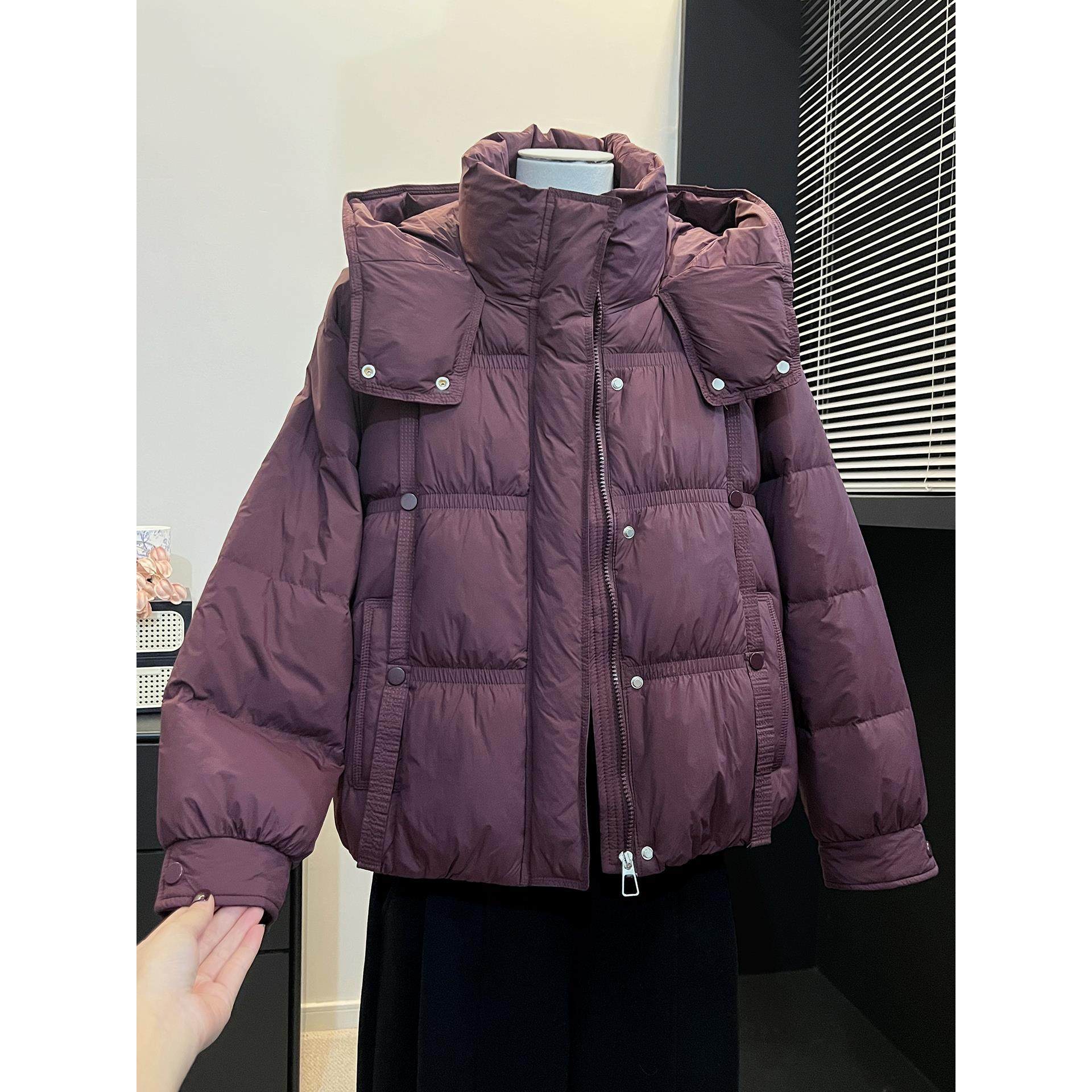妈妈连帽短款紫红色羽绒服2025冬季新款中老年加厚保暖白鸭绒外套