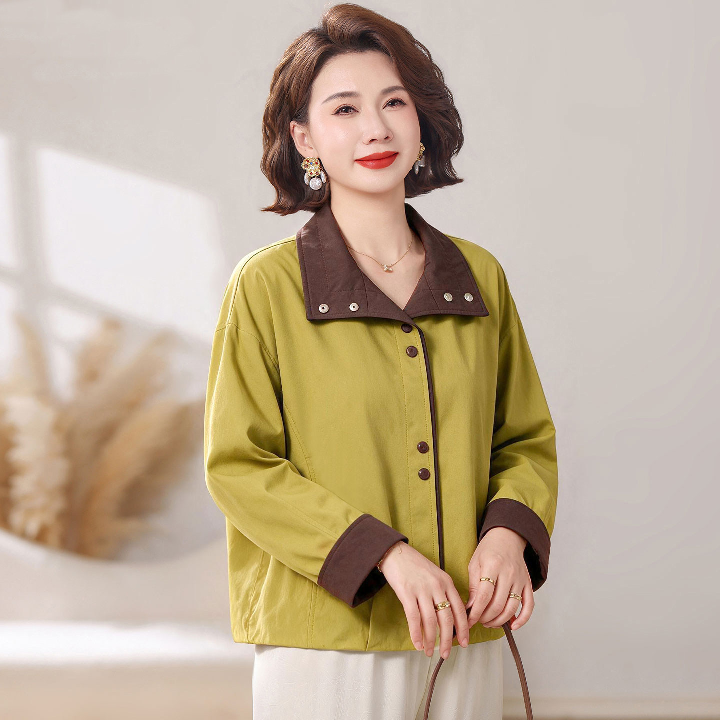 今年流行妈妈秋装外套减龄显瘦中老年女装春秋时尚短款风衣小个子