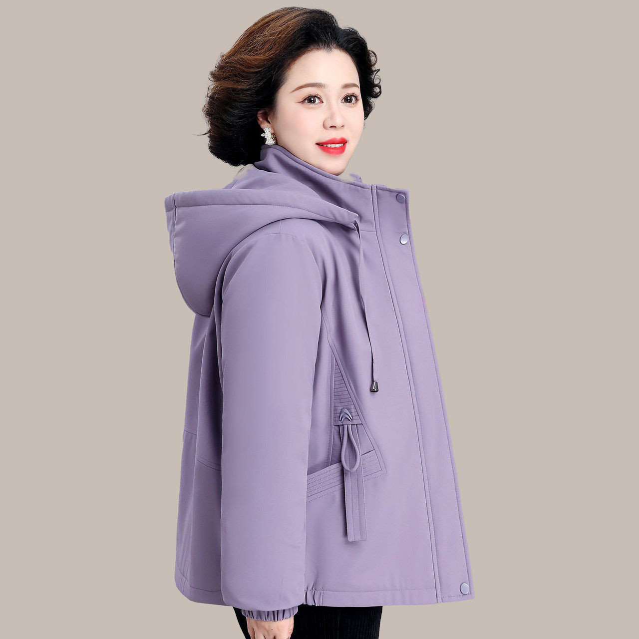 妈妈秋冬外套加绒加厚2026新款中老年女洋气保暖夹克大码短款棉服