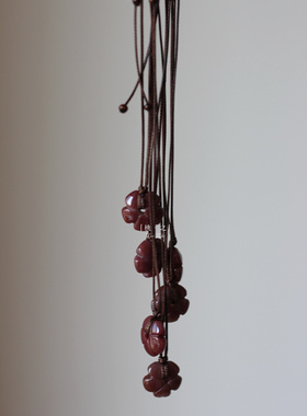 桃之taozhi本命年自然石牛血红花项链女小众设计感高级轻奢锁骨链