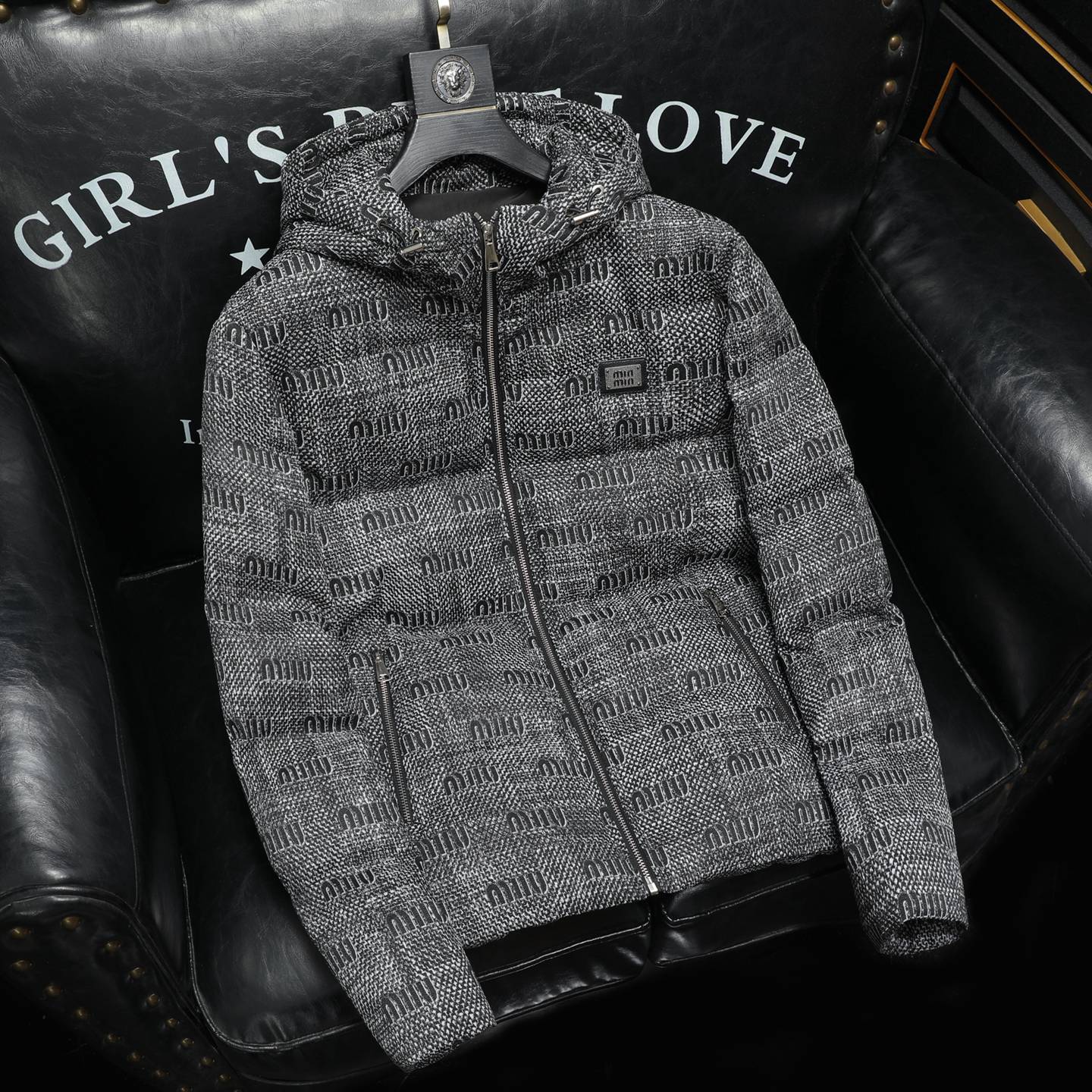 2025秋冬装90%绒连帽羽绒服男钱塘6006-5529-P330沙发图，男装羽绒服，钱塘6006(原3029)