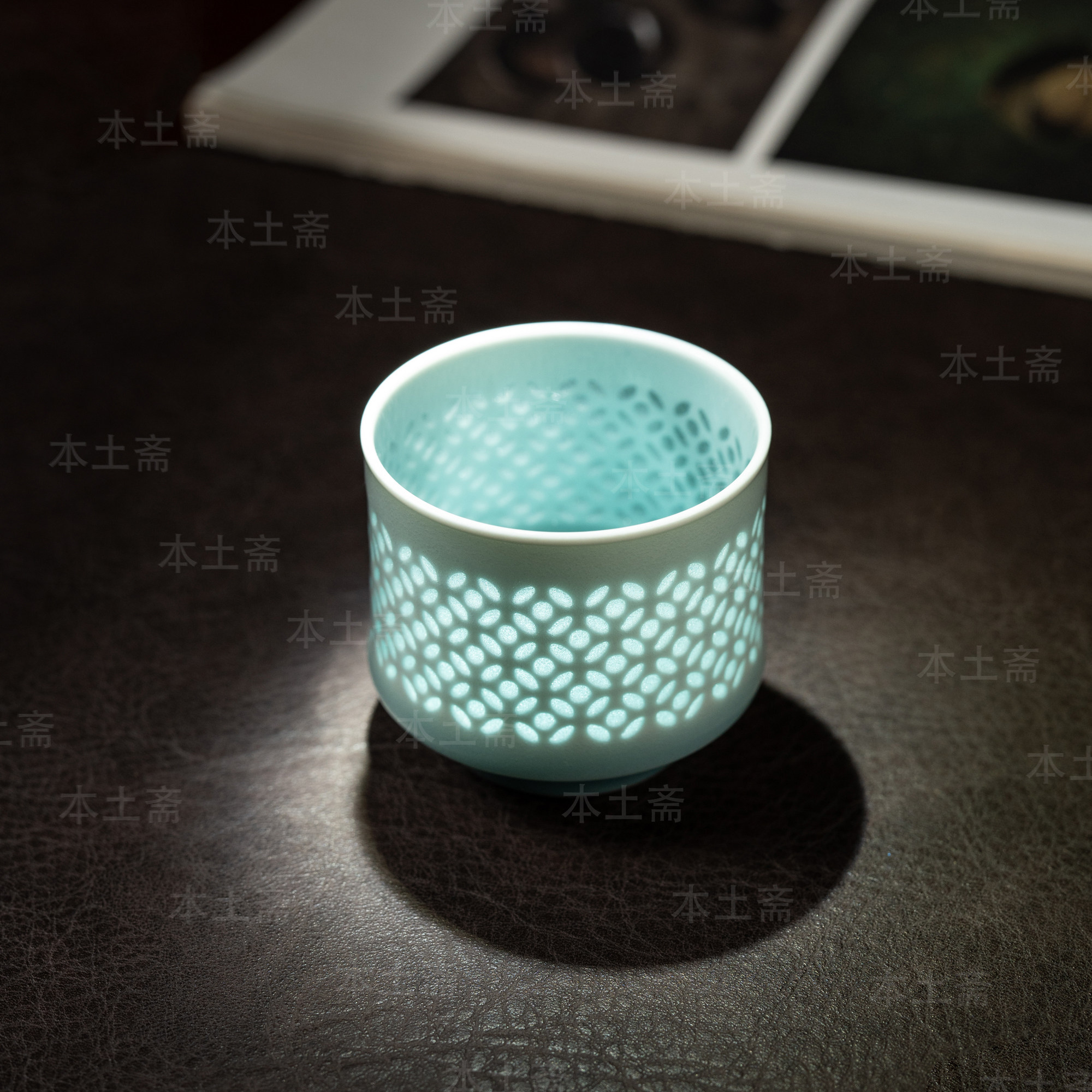 青瓷手工玲珑杯粉青透光主人杯高端茶器岩茶闻香杯子景德镇玲珑瓷图片