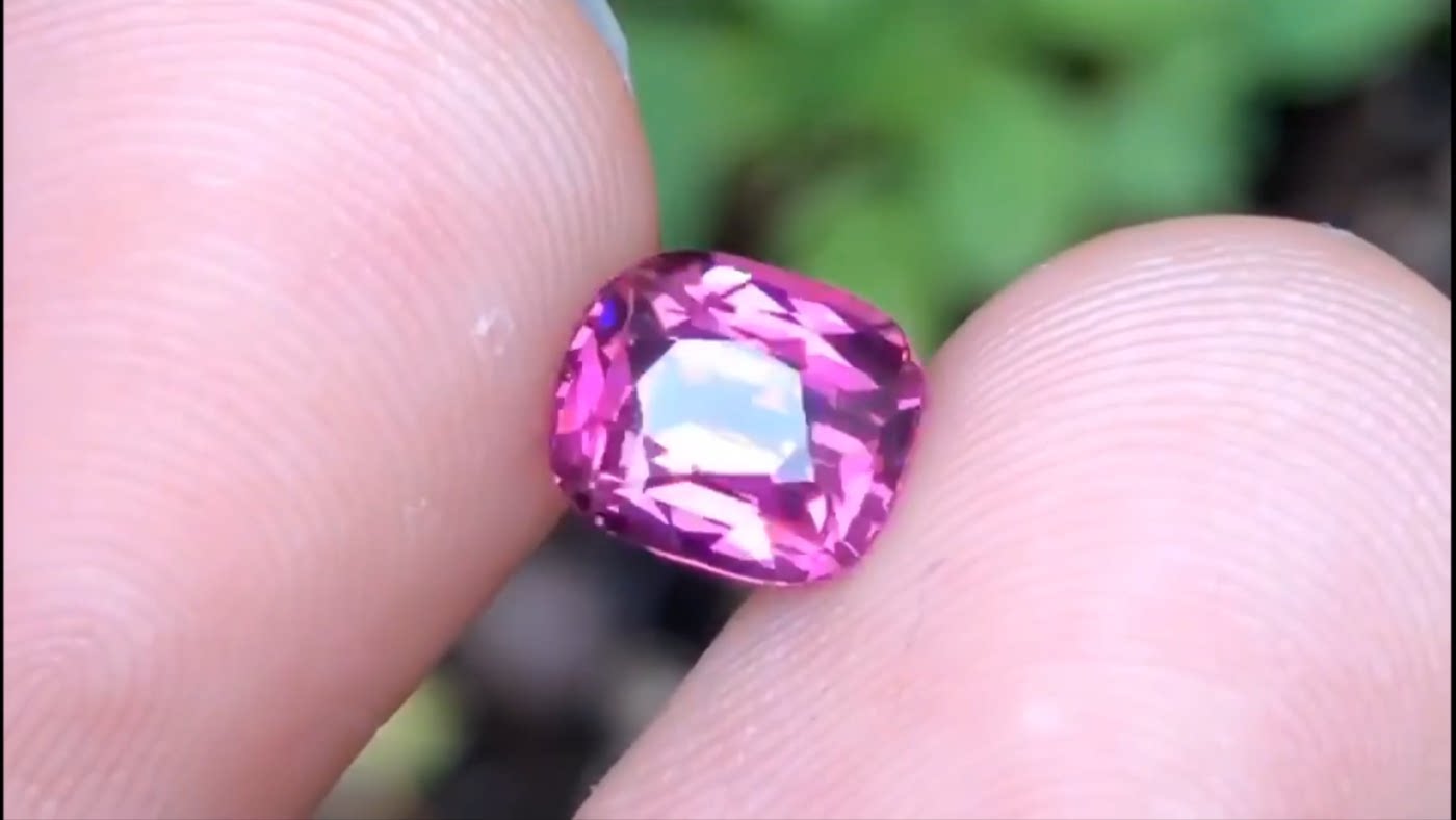 64克拉好品质铁镁铝榴石