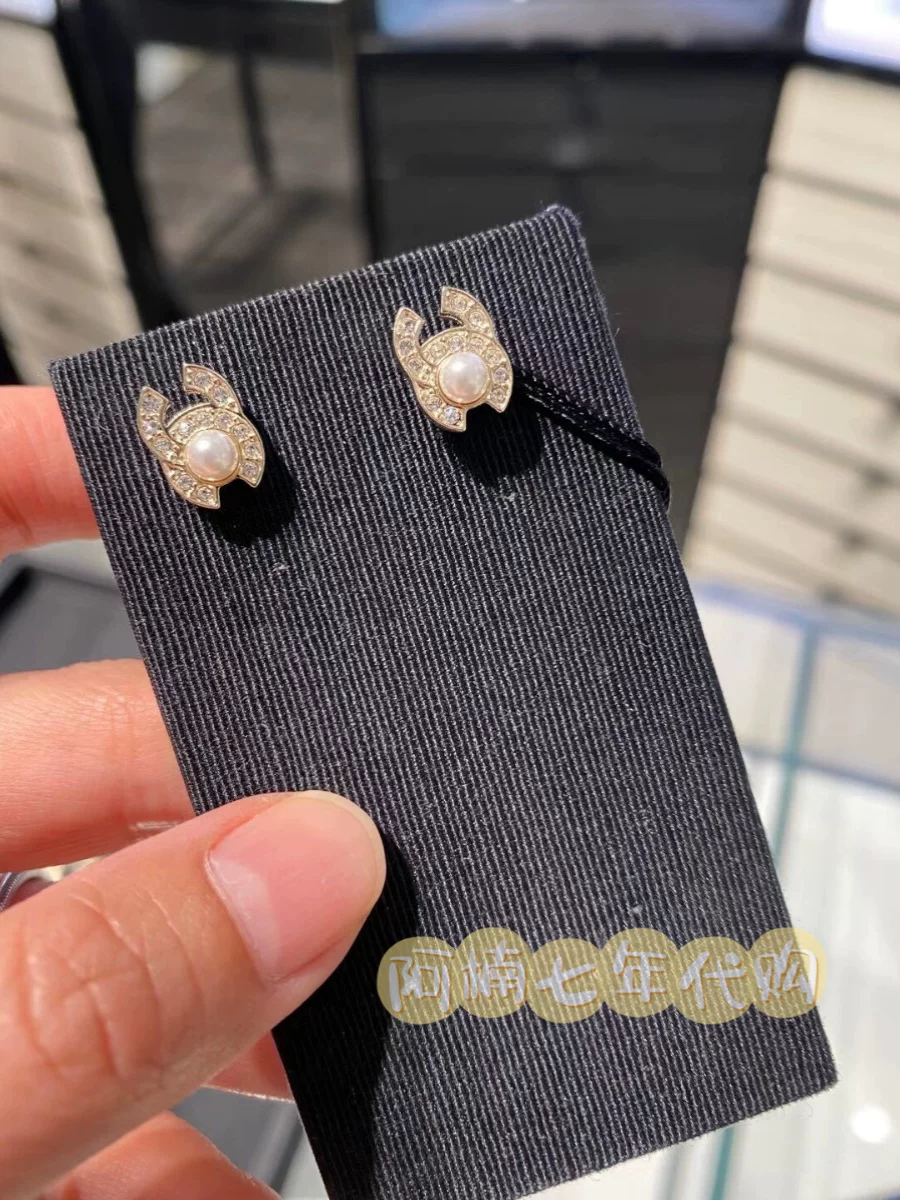 Классические золотые серьги Chanel с буквами-перлами, Италия