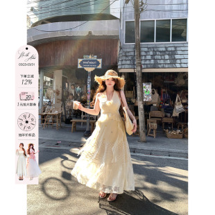 收腰连衣裙 蕾丝拼接碎花刺绣挂脖度假裙女微胖大码 安妮不火 法式