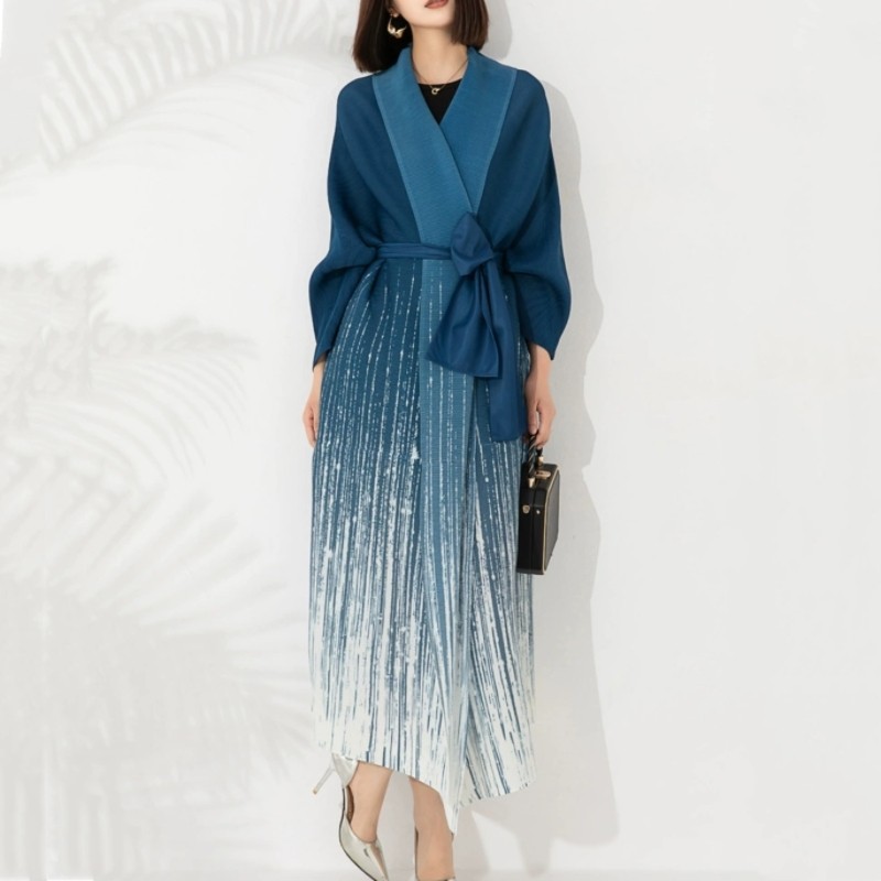 渐变色大披肩外套女新款时尚高级感亮丝围巾两用三宅长款褶皱风衣