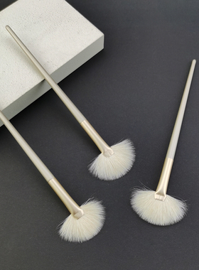 白色山羊毛扇形高光提亮刷柔软抓粉动物毛散粉余粉扫除脸部化妆刷