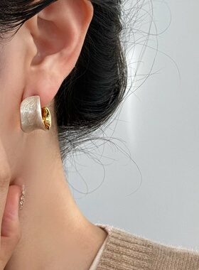 秋冬季几何凹凸流光奶油白珐琅滴釉C型耳钉轻奢高级感小众耳饰女