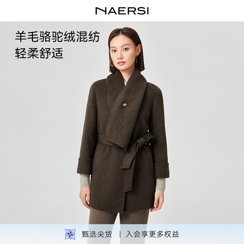 NAERSI娜尔思羊毛骆驼绒混纺无领骆驼绒大衣异型纽扣25年冬新款