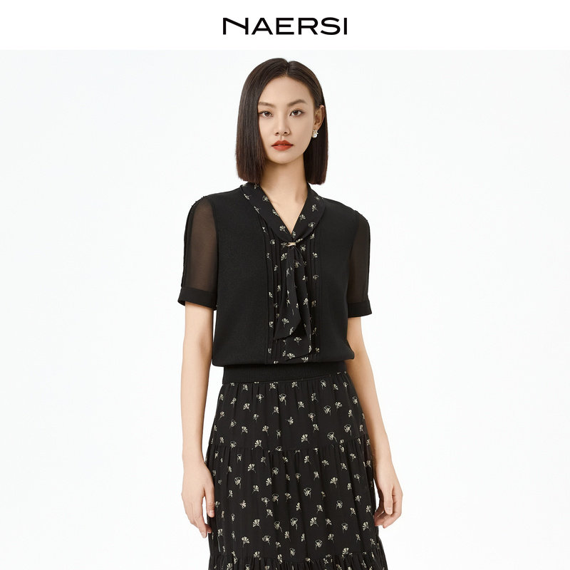 NAERSI娜尔思前襟塔克褶晶钻飘带领短袖毛衫26年夏季新款上衣T恤
