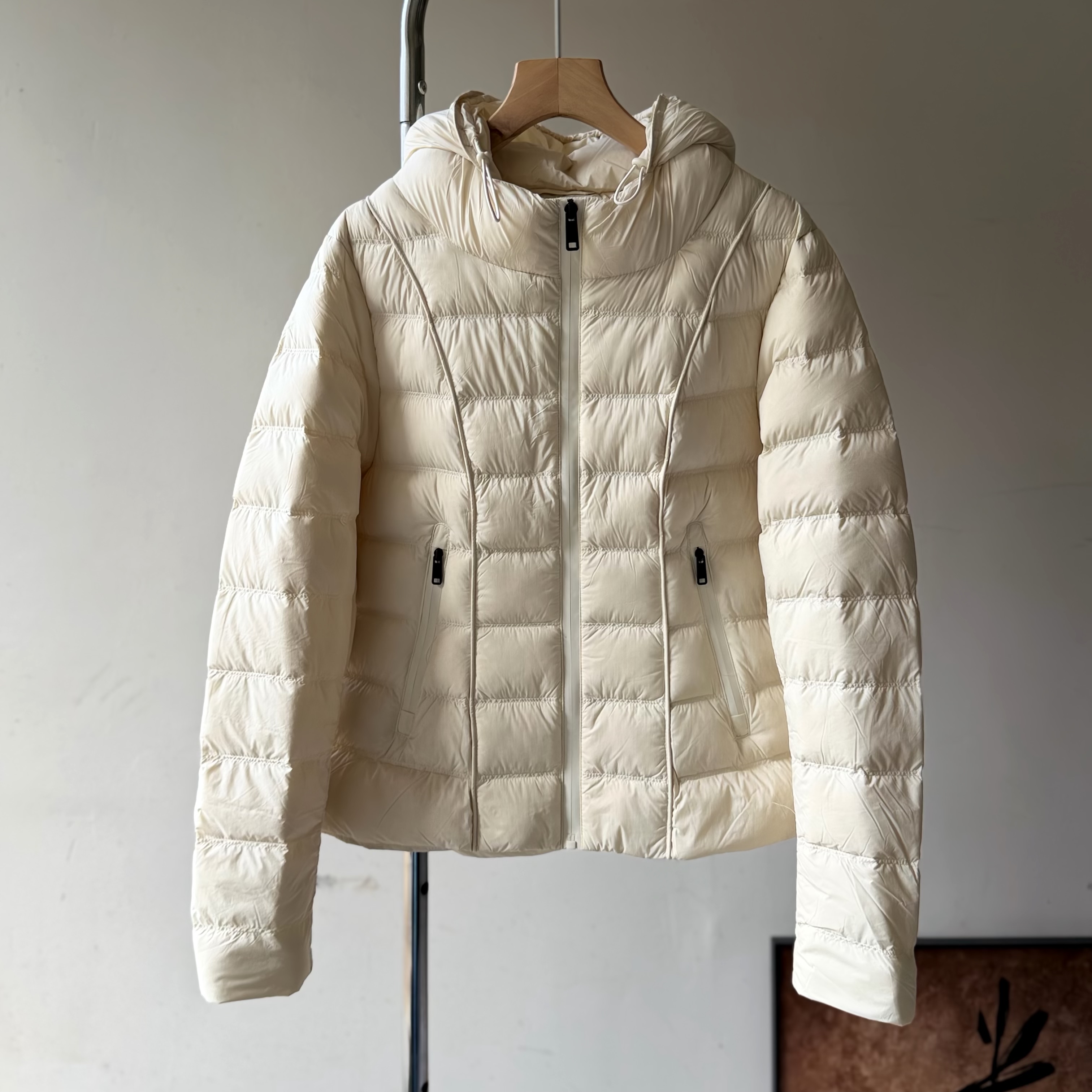 轻薄90白鸭绒女短款连帽羽绒服