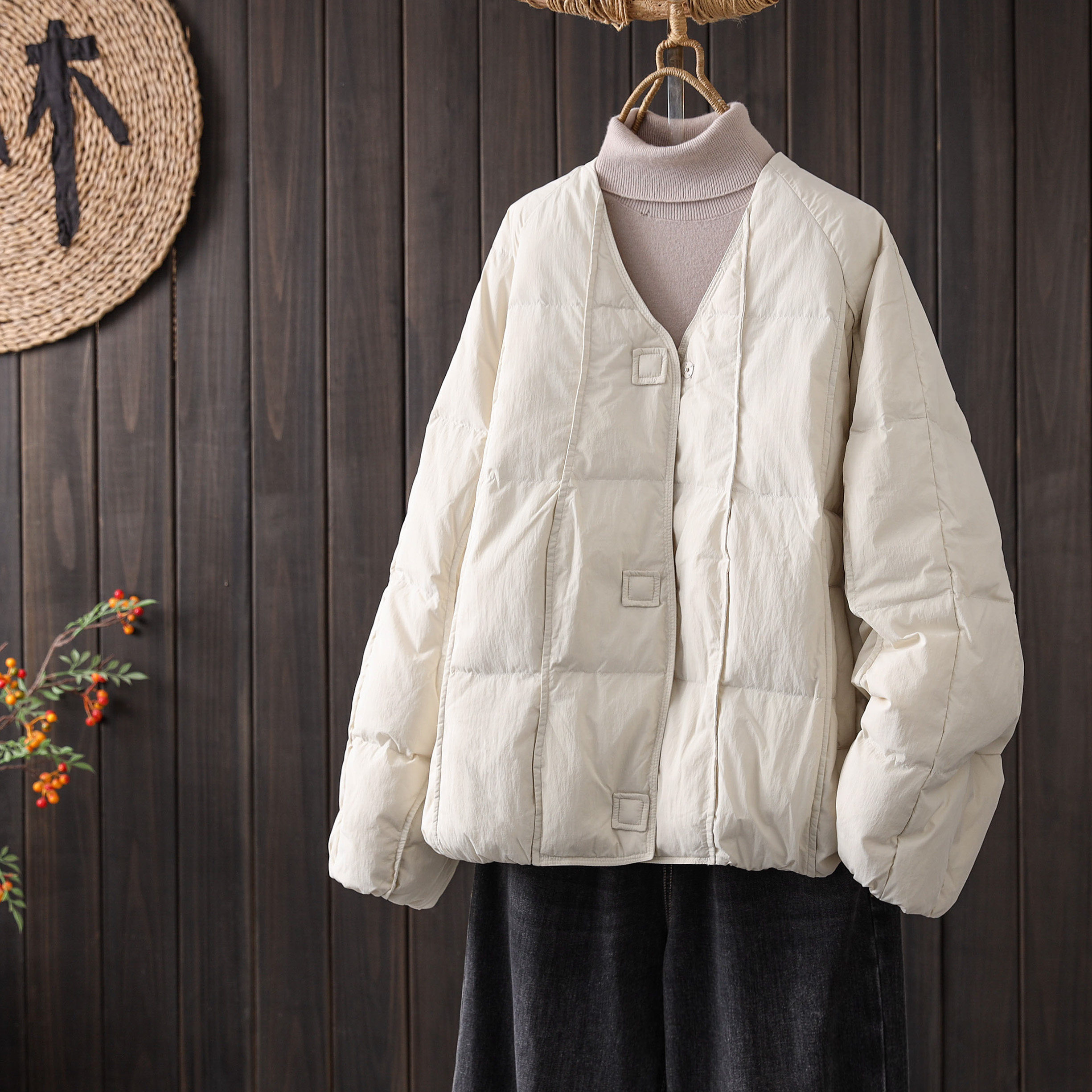 秋冬轻薄保暖显瘦圆领女羽绒服