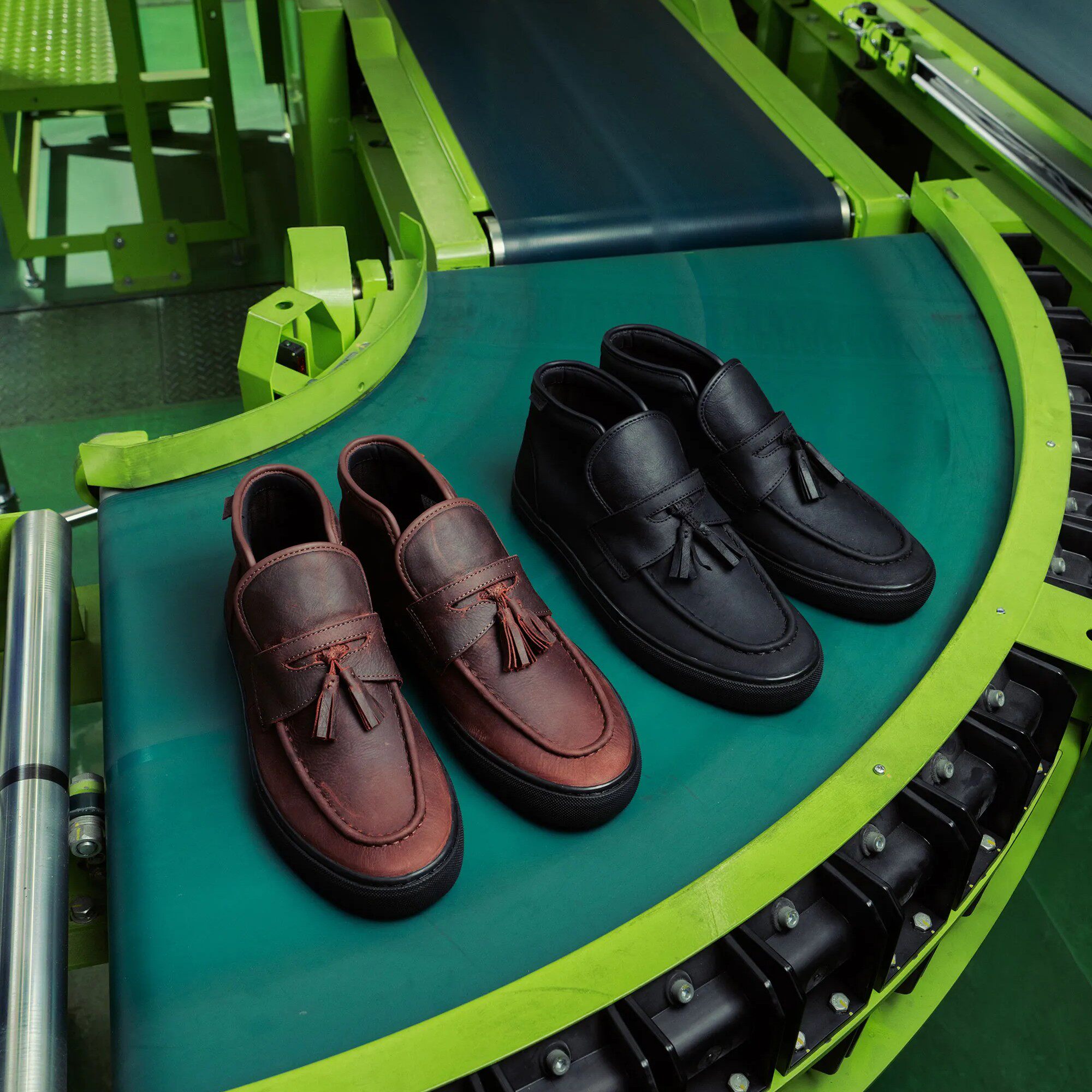 日本代购直邮VANS LOAFER MID磨砂皮面休闲中帮运动鞋26纯色