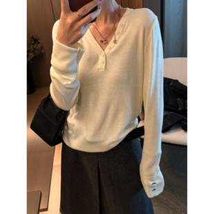 老钱风简约V领纽扣长袖针织打底衫女春季新款气质修身显瘦上衣ins