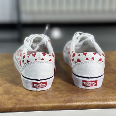 VANS范斯女款情人节爱心图案低帮休闲运动帆布板鞋子VN0A3WKT4S0