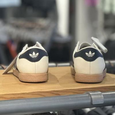 阿迪达斯男女同款经典运动板鞋