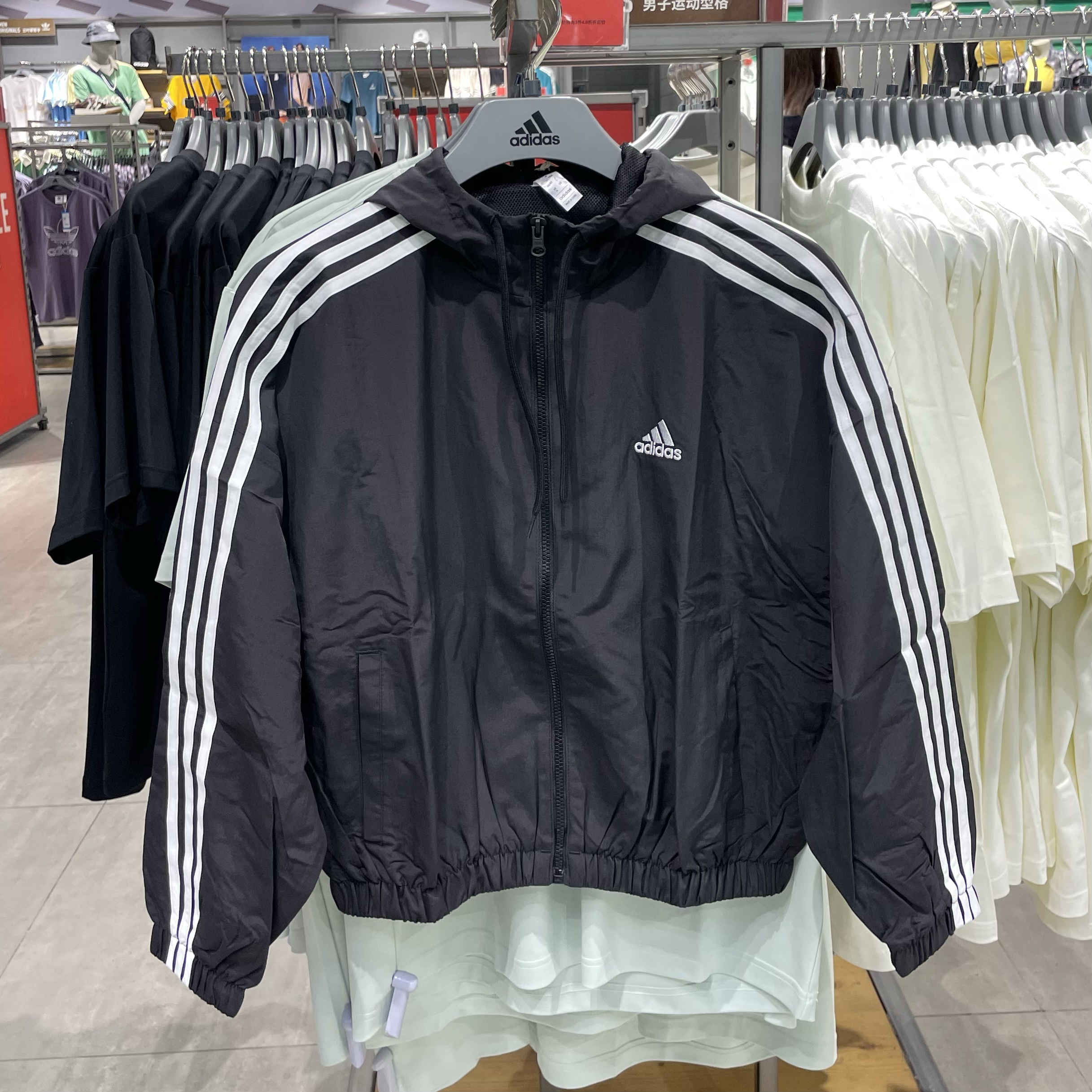 Adidas/阿迪达斯女春季新款短款防风衣跑步运动夹克外套HT3399