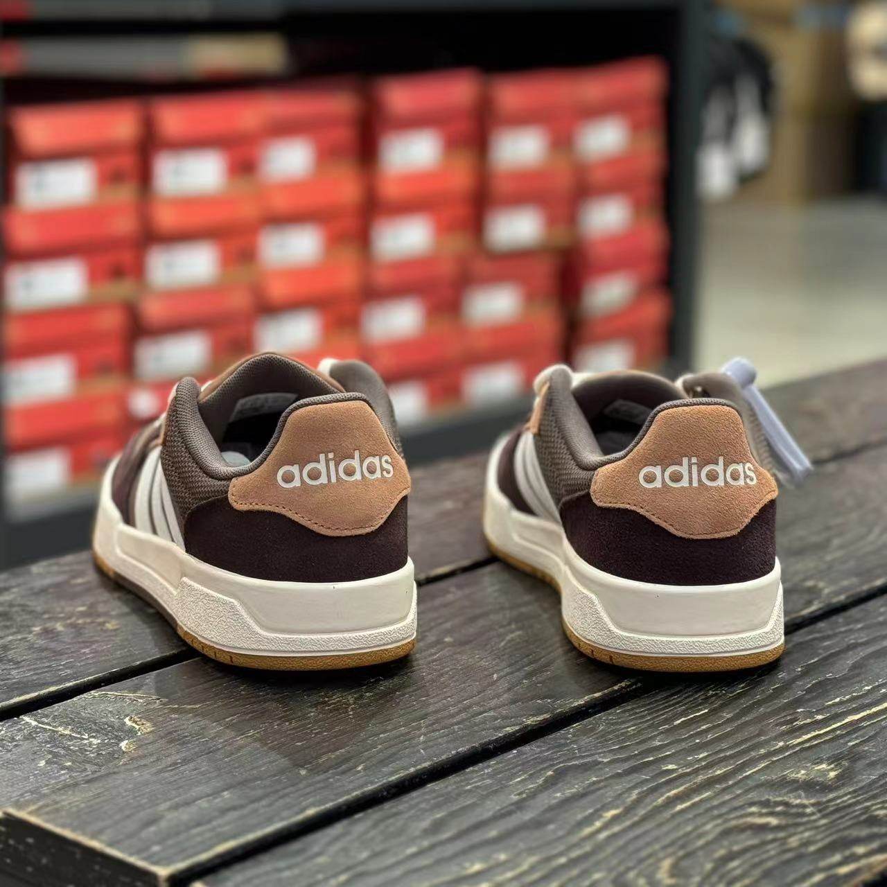 Adidas阿迪达斯低帮耐磨透气板鞋