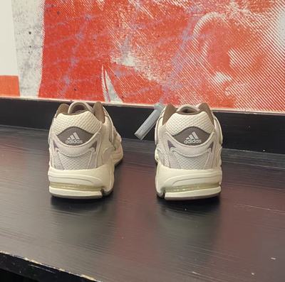 阿迪达斯时尚运动休闲鞋系带