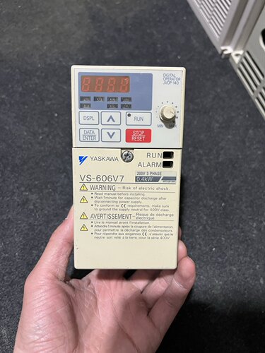 安川VS606-V7变频器0.4KW三相220V型号CIMR-V7AT20P4二手 包好