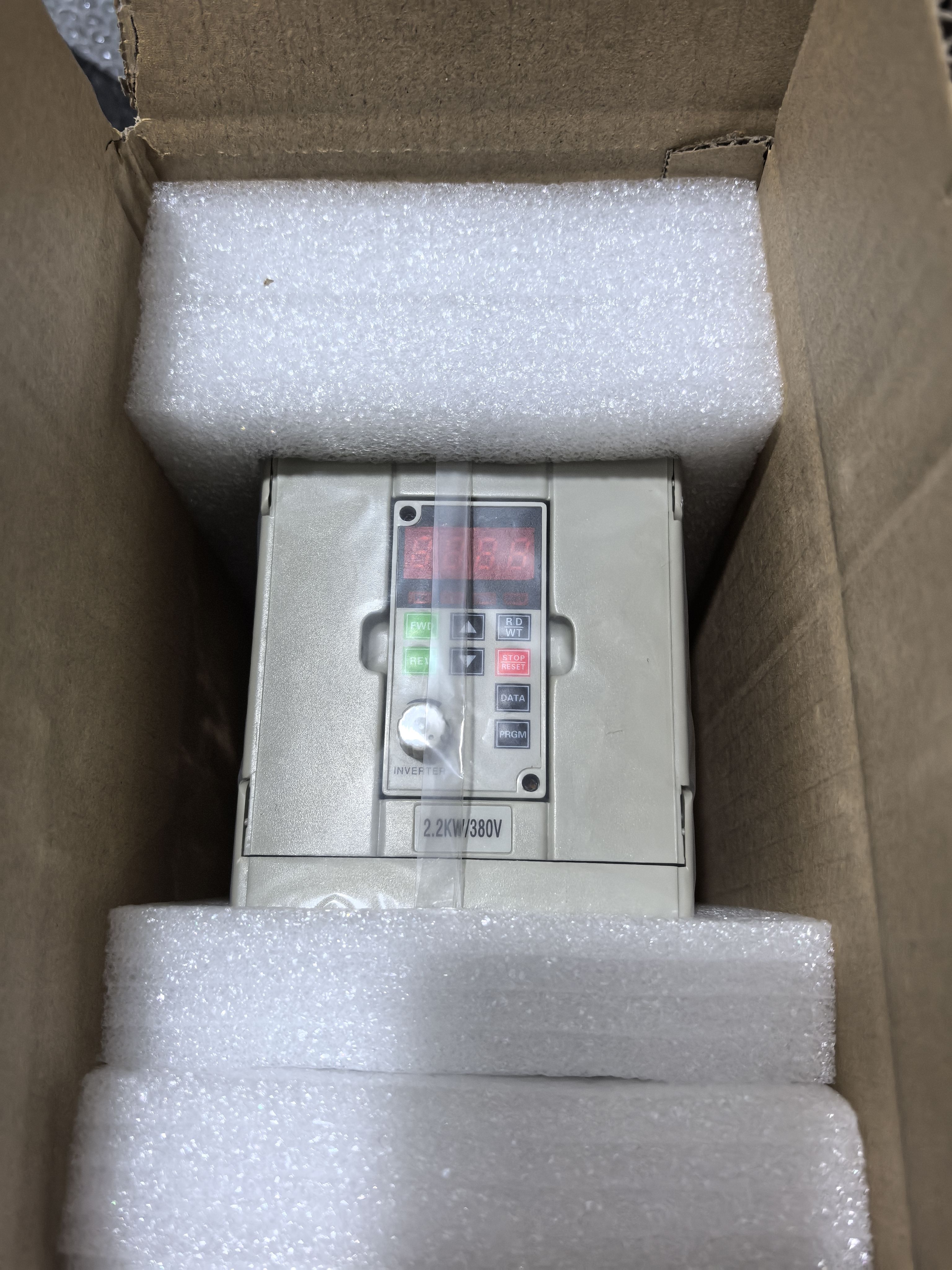 全新SAJ三晶变频器8000 V2R2M3 2.2KW 380V库存机 无原包装