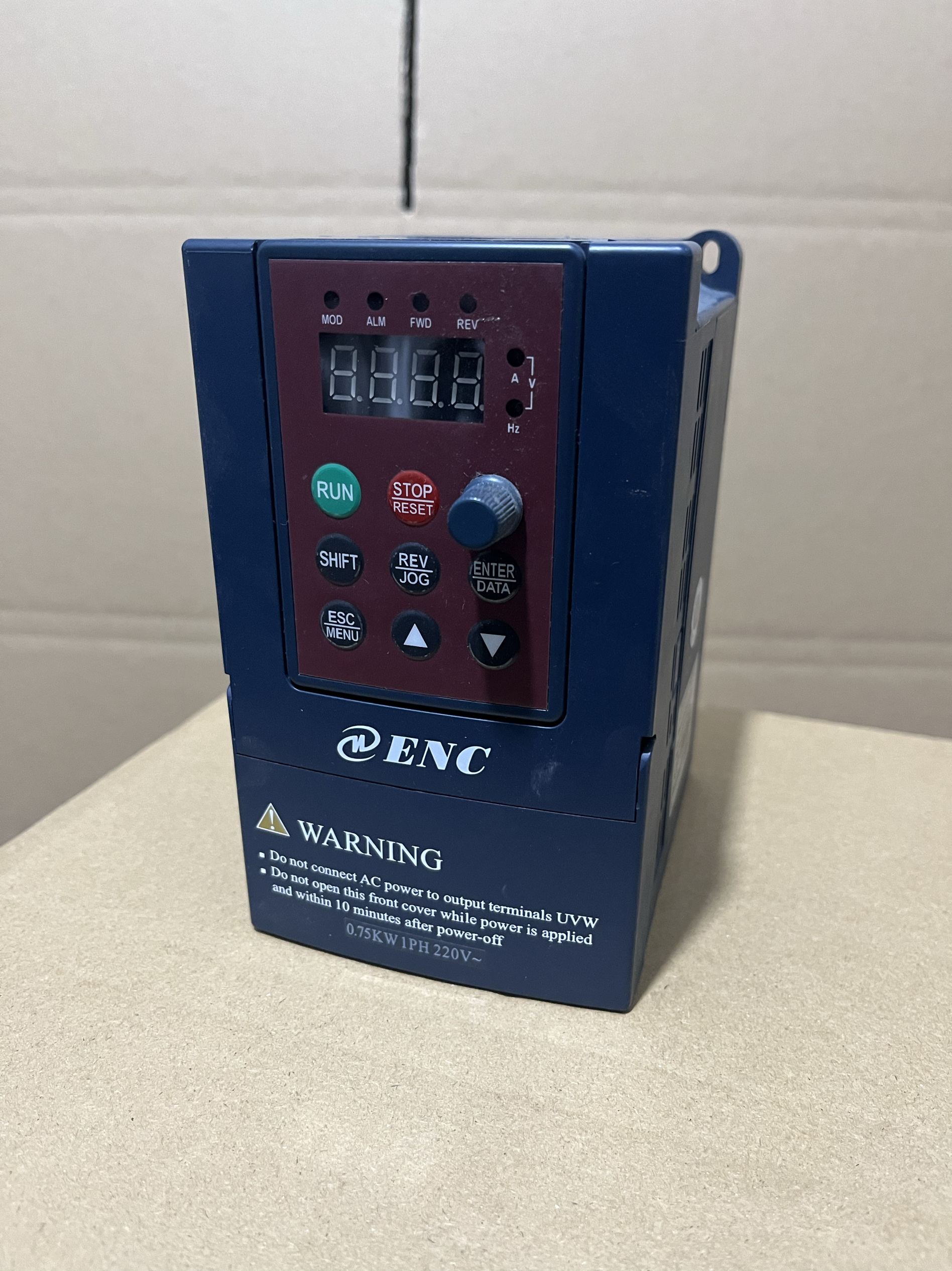 易能变频器EDS800-2S0007N 0.75KW 220V库存机 无原包装 有质保