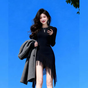 超好看黑色长袖流苏连衣裙2026春季富家千金短款收腰包臀裙子女装
