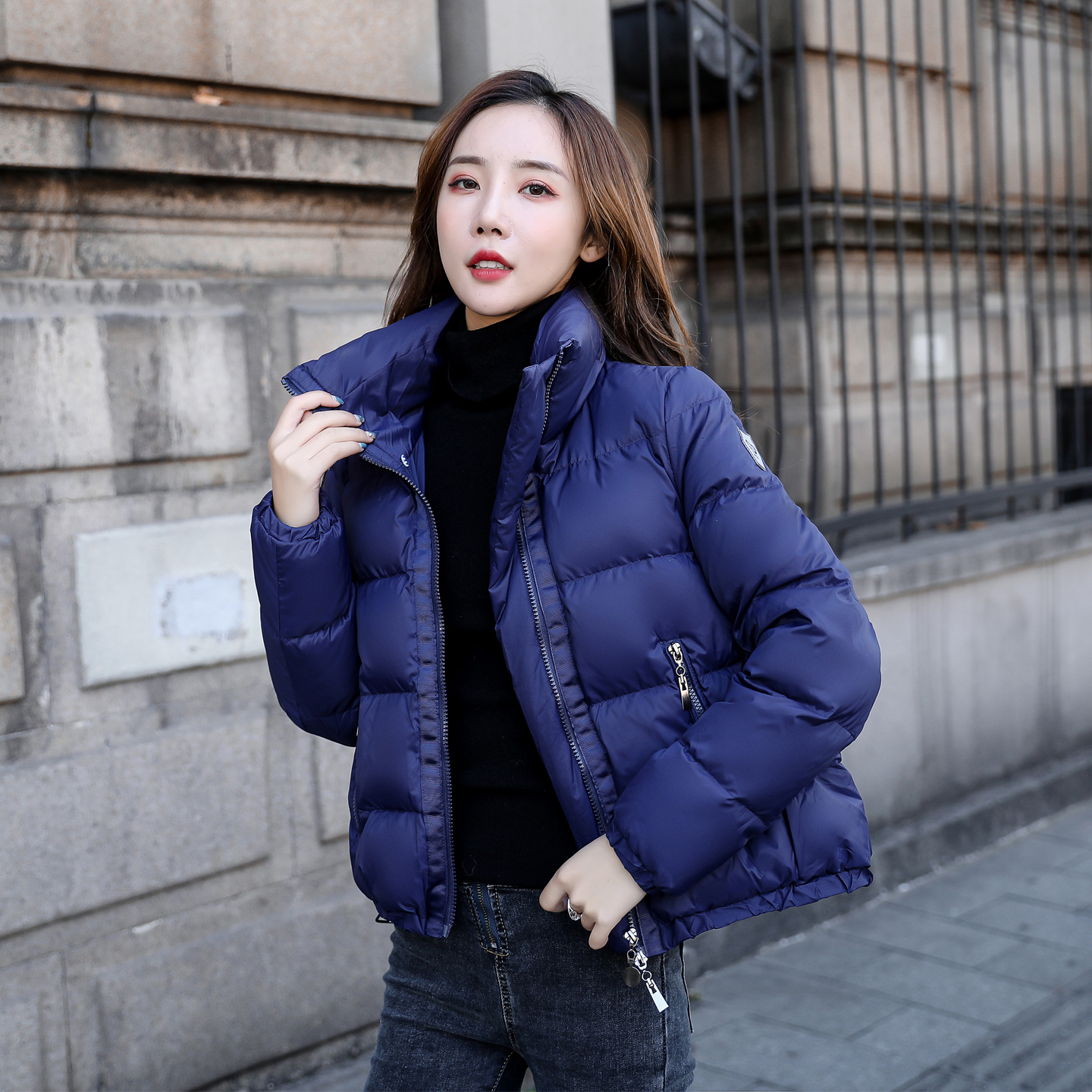 克莱因蓝短款白鸭绒羽绒服